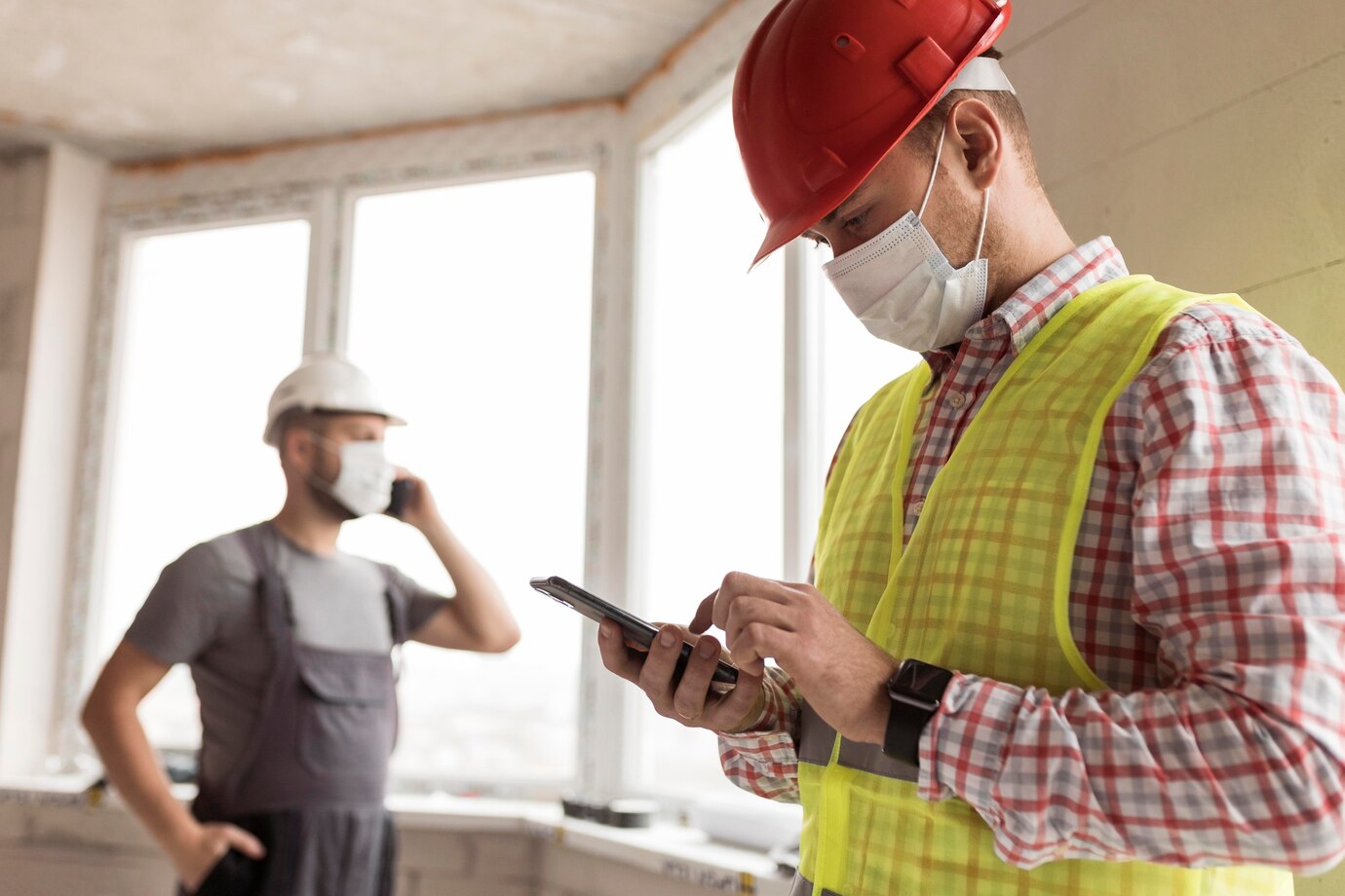 hombres constructores tiro medio trabajando